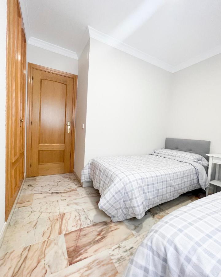 Holidays2Malaga Tomas De Echeverria 150 Mts To Beach & High Speed Wifi & Parking Apartment ภายนอก รูปภาพ
