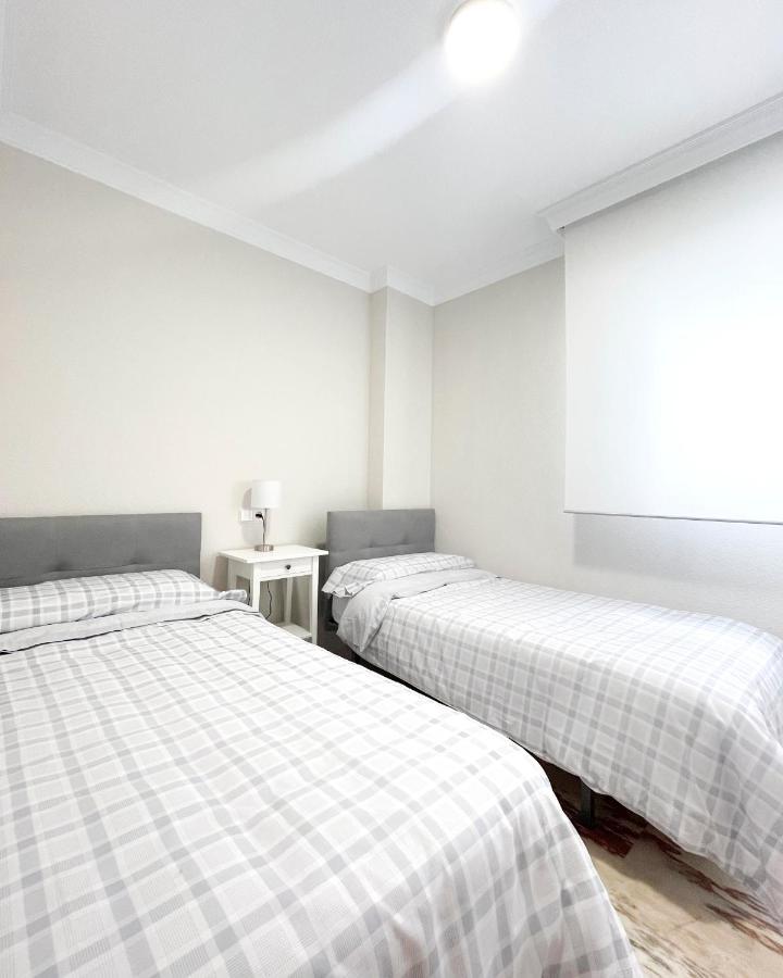 Holidays2Malaga Tomas De Echeverria 150 Mts To Beach & High Speed Wifi & Parking Apartment ภายนอก รูปภาพ